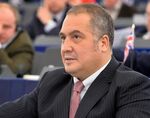 По първоначална информация изстрелите срещу Бинев са произведени от автомобил.