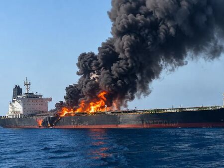 Нова атака срещу търговски кораб в Черно море! Русия обяви, че е поразила сухотоварен съд край Украйна