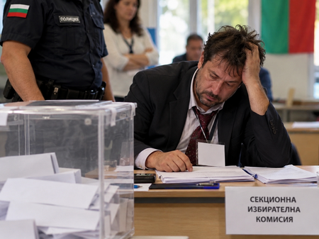 Цирк в Царево! Отстраниха председател на комисия - бил много пиян