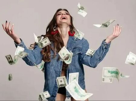Ноември носи пари, любов и неочаквани обрати! Три зодии ще имат повод да празнуват