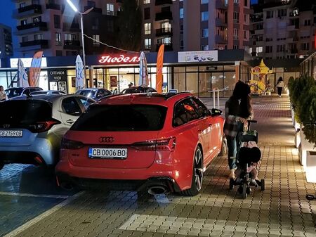 Паркиране без спирачки! Audi запуши пешеходна пътека, Honda спря пред витрина, а Kia окупира две инвалидни места