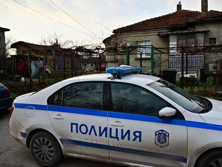 Кървава вражда между два рода пред изборна секция! Потрошиха кола и пребиха полицай