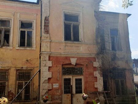 Общината спасява 134-годишна емблема на Поморие! Старият съд възкръсва в целия си блясък (ВИДЕО)