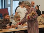 Изборен хит! Мъж отиде да гласува по халат и с куче на ръце, смая всички пред секцията