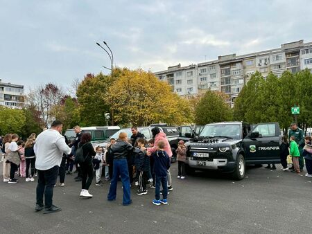 Гранична полиция с дрон и следово куче влезе в СУ "Константин Петканов"