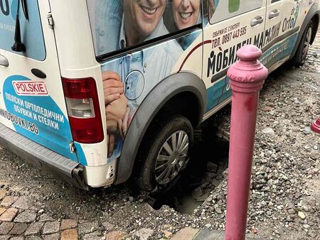 Опасна авария в центъра на Бургас! Асфалтът пропадна под автомобил на ул. „Граф Игнатиев“ (СНИМКИ)