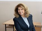 Тя печели първия тур с малка разлика