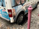 Опасна авария в центъра на Бургас! Асфалтът пропадна под автомобил на ул. „Граф Игнатиев“ (СНИМКИ)