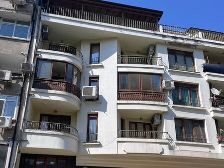 Имотни контрасти в Бургас: 43 хил. евро за парцел с къща-съборетина, 58 хил. за половин апартамент