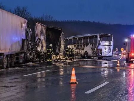 Огнен ад на пътя Русе - София! Автобус с 38 пътници пламна след сблъсък с два тира