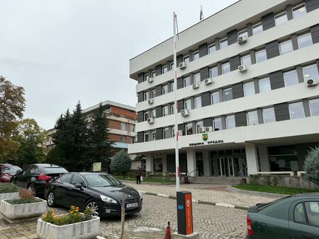 Кметът на Средец Иван Кичев сложил бариера пред Общината напук на „Прогресивна България“