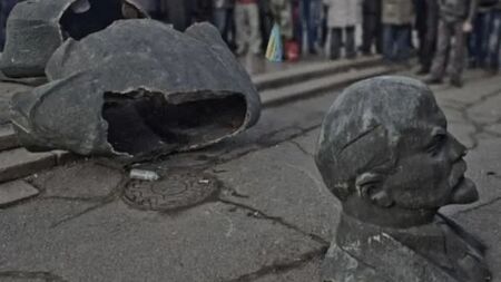 Казахстан премахна паметник на Ленин след натиск от 400 жители, скъсва със съветското минало