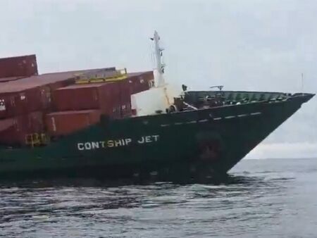 Моряци показаха как изглежда корпусът на CONTSHIP JET минути след ударите (ВИДЕО)