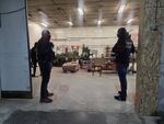 Зад производствените линии разследващите открили спални, кухня, бани и дори фитнес за работниците