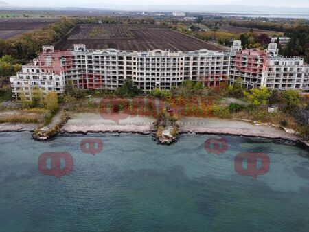 От луксозен курорт за милиони до изоставен строеж: Историята на „Рич Деди“ край Поморие