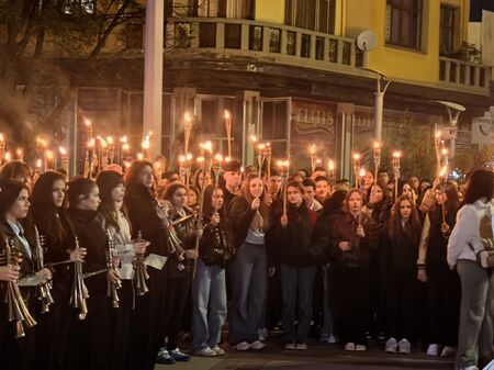 Бургас грейна от стотици факли! Ученици изпълниха центъра на града в чест на народните будители