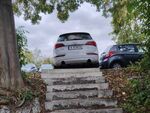 Безобразно паркиране в „Зорница“: Автомобил блокира стълбище
